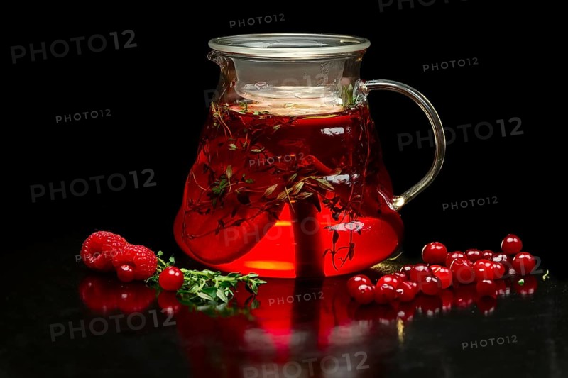Berry tea with fresh currants