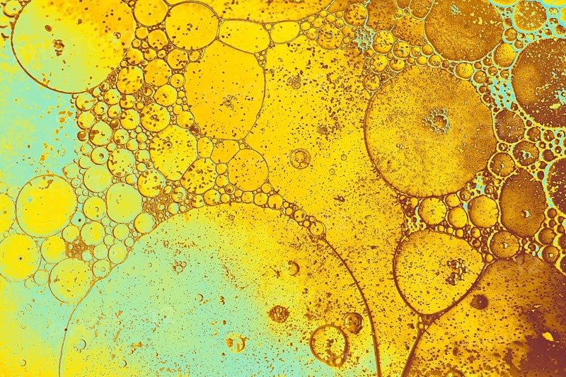 Oil bubbles inside water base form patterns