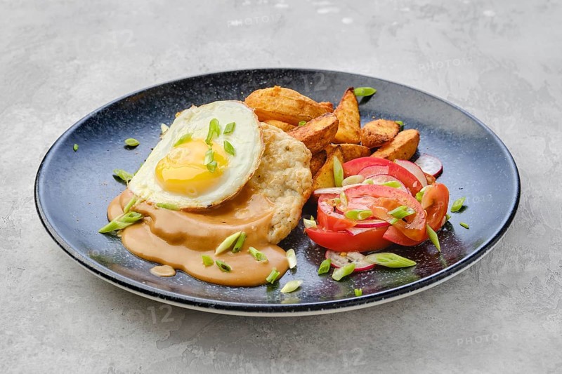 Chopped pork sirloin with fried potato wedges