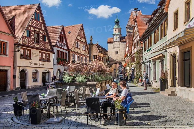 Street cafe at Roederbogen and Markusturm