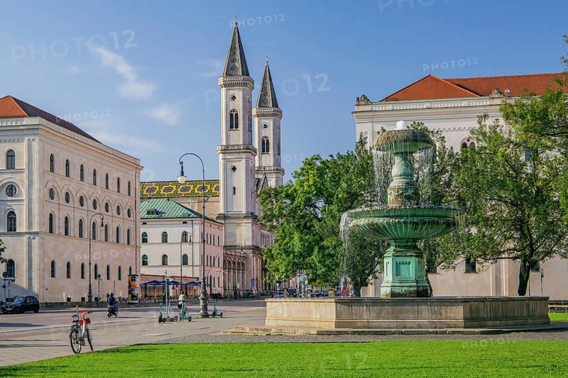 Fountain at Geschwister Scholl Platz with Ludwig Church