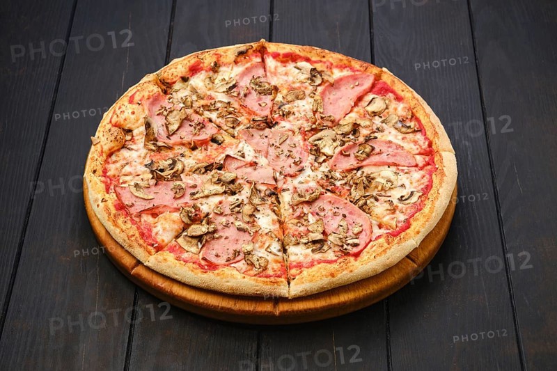 Pizza with beef ham
