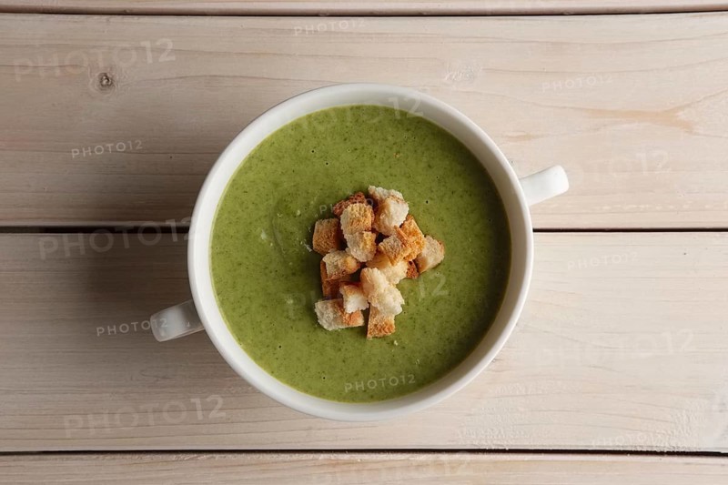 Plate of pea soup puree with crackers
