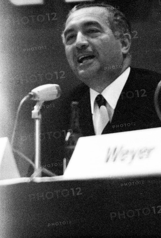 Leading politicians of the FDP in the 1966 federal election campaign in Dortmund. . Erich Mende at the lectern