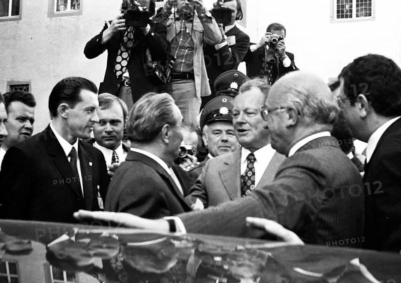 The visit of the Soviet Head of State and Party Leonid Brezhnev to Bonn from 18-22 May 1973 was a step towards easing tensions in East-West relations by Willy Brandt. Leonid Brezhnev at Gymnich Castle. with Heinz Kuehn