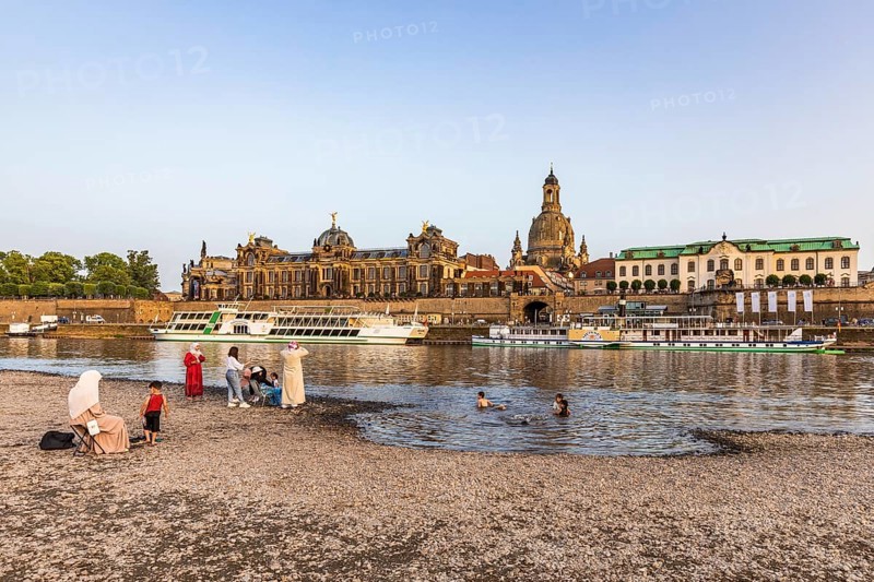 Bathing children on the Elbe beach and the Bruehl Terrace with paddle steamer