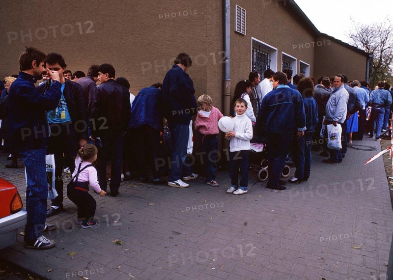 Gymnasium were also used. Immigrants and foreign refugees in North Rhine-Westphalia on 28. 10. 1988 in Unna-Massen. Since the sleeping accommodations were not sufficient