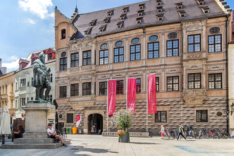 Fuggerplatz with Fugger Monument and Welser House