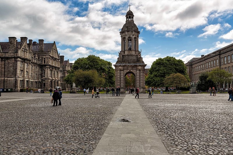 Pedestrians in the university courtyard in front of Campanile