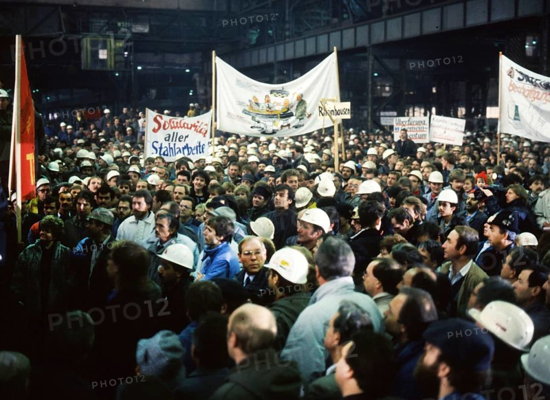 Du-Rheinhausen. Steelworkers of the Krupp steelworks fight for their jobs in 1987 and occupied the Rhine bridge