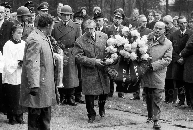 A meeting of the traditional associations of the Waffen- SS to honour their dead of the 6th SS Division North on 14. 11. 1971 in Hunrueck was accompanied by the Bundeswehr with officers and a squad of recruits