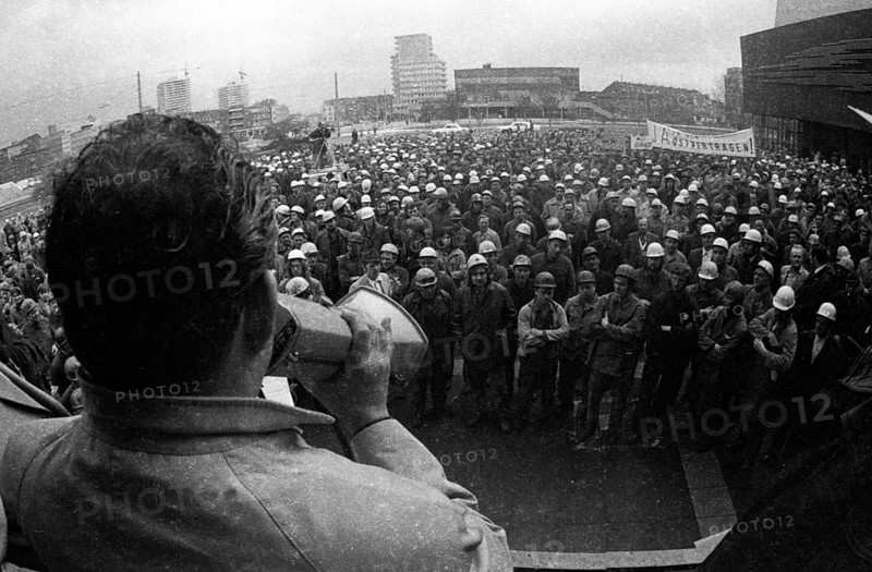 The detente policy of Willy Brandt and his SPD-FDP coalition was controversial. Spontaneously