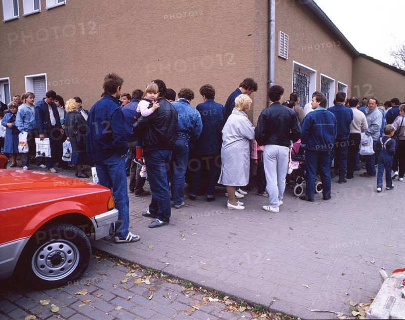 Gymnasium were also used. Immigrants and foreign refugees in North Rhine-Westphalia on 28. 10. 1988 in Unna-Massen. Since the sleeping accommodations were not sufficient