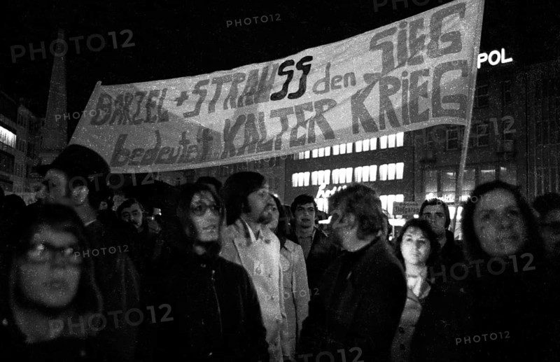 Supporters and friends of the SPD/FDP government coalition demonstrated in Bonn on 26 April 1972 with a torchlight march and rally in favour of the government and the ratification of the Eastern treaties