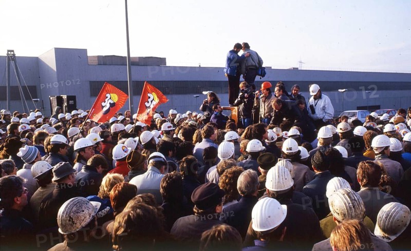 Du-Rheinhausen. Steelworkers of the Krupp steelworks fight for their jobs in 1987 and occupied the Rhine bridge