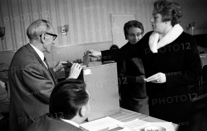 The 1969 federal election here on 28. 9. 1969 at a polling station in a district of Dortmund