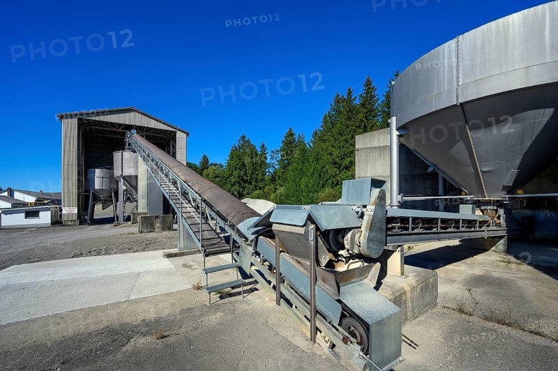 Steel silos and conveyor belt