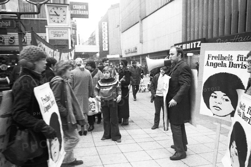 Collection of signatures and protest for the release of US-saenger Angela Davis on 22. 1. 1972 on the Dortmunder Westenhellweg