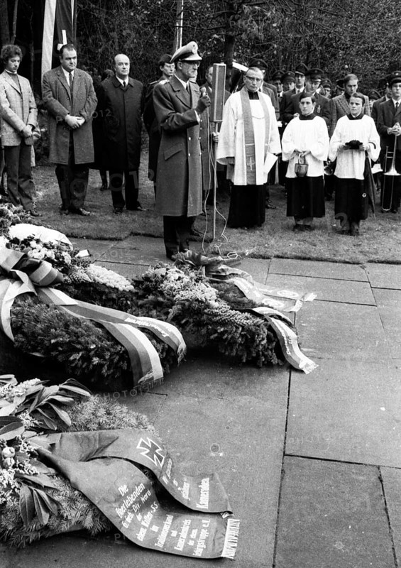 A meeting of the traditional associations of the Waffen- SS to honour their dead of the 6th SS Division North on 14. 11. 1971 in Hunrueck was accompanied by the Bundeswehr with officers and a squad of recruits