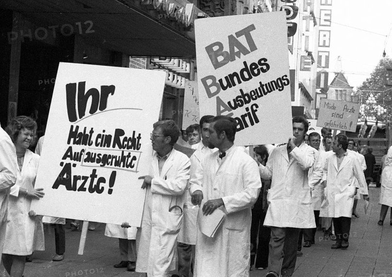 Hospital doctors demonstrated in Dortmund for higher salaries and against time overload in the service on 23 September 1971