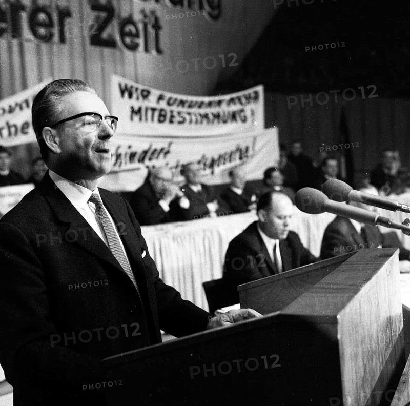 Trade union activities in the years 1965 to 1971 on the subject of co-determination and coal and steel co-determination in the Ruhr area. Otto Brenner at the lectern