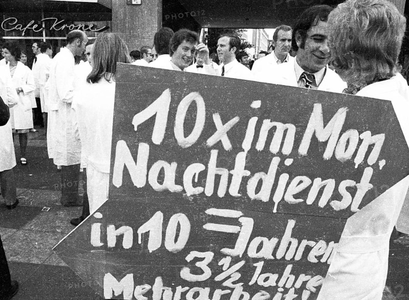 Hospital doctors demonstrated in Dortmund for higher salaries and against time overload in the service on 23 September 1971