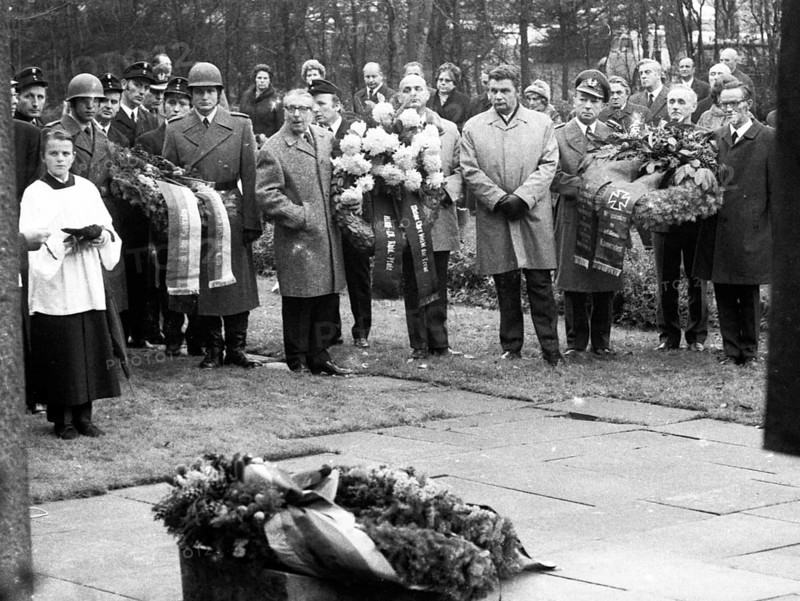 A meeting of the traditional associations of the Waffen- SS to honour their dead of the 6th SS Division North on 14. 11. 1971 in Hunrueck was accompanied by the Bundeswehr with officers and a squad of recruits