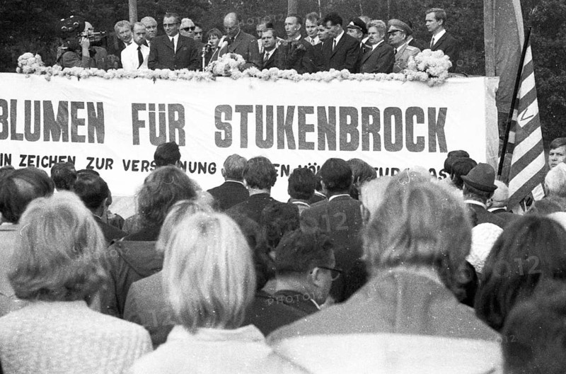 Left and peace movement committed flowers for Stukenbrock at the graves of Soviet war victims of the Nazi regime as a sign of reconciliation here on 4. 9. 1971 in Stukenbrock near Bielefeld