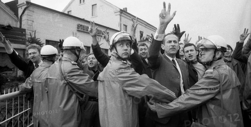 The right-wing radical action Resistance of the NPD was a nationwide response to Willy Brandt's policy of understanding with the East in 1970. These generated a sometimes furious reaction from left-wing parties and groups at the Au appearances of old and neo-Nazis. Neo-Nazis raise their hand with three fingers as identification and substitute for Hitler salute