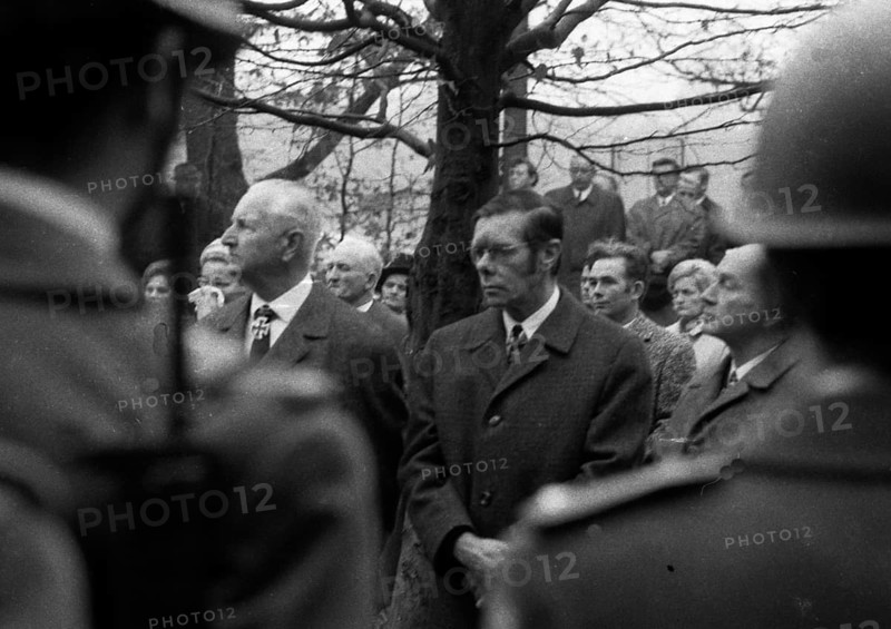 A meeting of the traditional associations of the Waffen- SS to honour their dead of the 6th SS Division North on 14. 11. 1971 in Hunrueck was accompanied by the Bundeswehr with officers and a squad of recruits