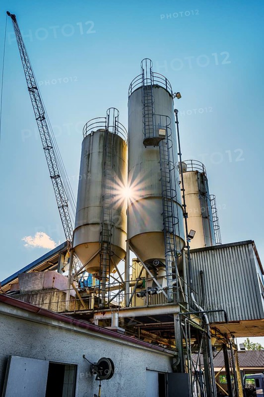 Steel silos and shovel crane