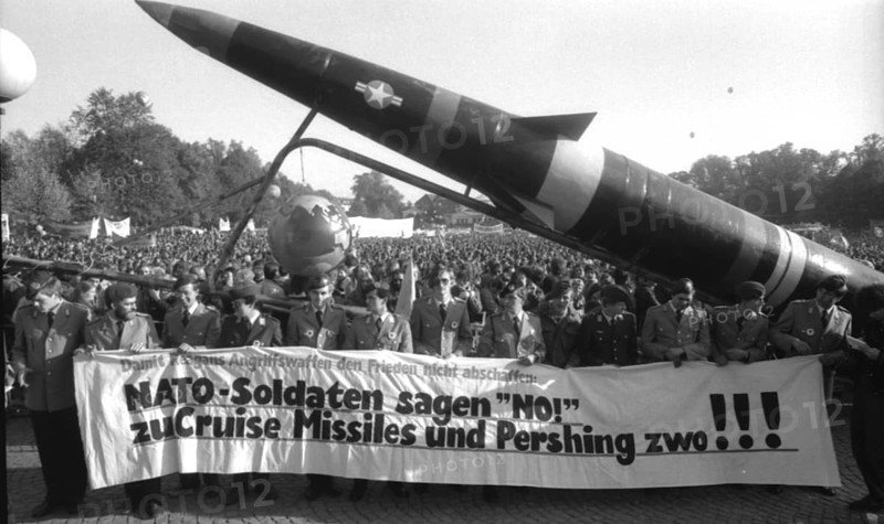 Bonn : The year 1983 was marked by the fear of a nuclear war caused by the rearmament and by the fear of social decline caused by the loss of a job