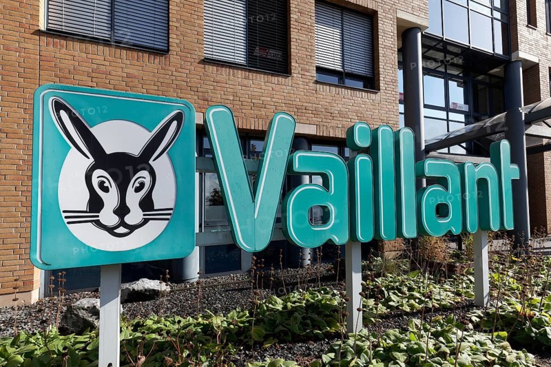 Vaillant logo with hare in front of building