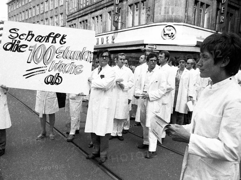 Hospital doctors demonstrated in Dortmund for higher salaries and against time overload in the service on 23 September 1971