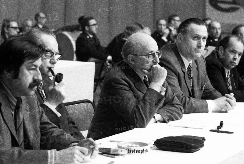 The SPD rally for the ratification of the East German treaties on 23 April 1972 in the Westfalenhalle in Dortmund. From left to right. Guether Grass
