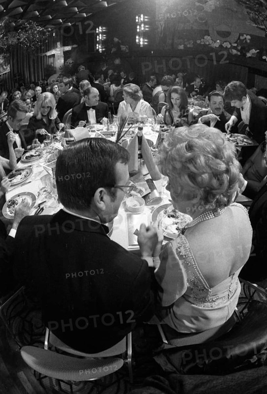 Banquet and ball at the Duesseldorf Hilton Hotel in 1966 accompanied by protest with reference to misery and terror in Brazil