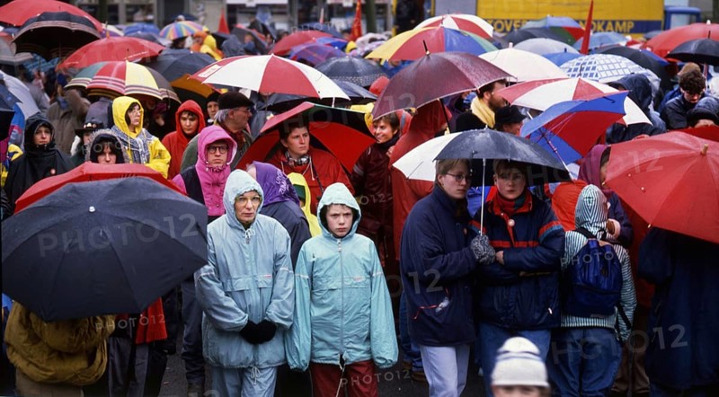 Ruhr area. The Ruhr 89 Easter March of the Freidensbewegung on 25. 3. 1989. Under umbrellas