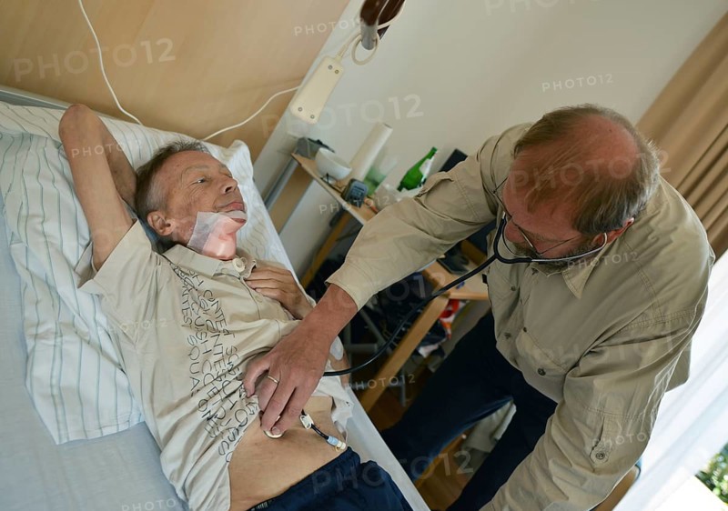 The Mother Theresa Hospice offers its guests a dignified home in a new friendly ambience for patients in their last phase of life. This patient with carcinoma of the floor of the mouth caused by smoking and alcohol is 'allowed' to continue smoking