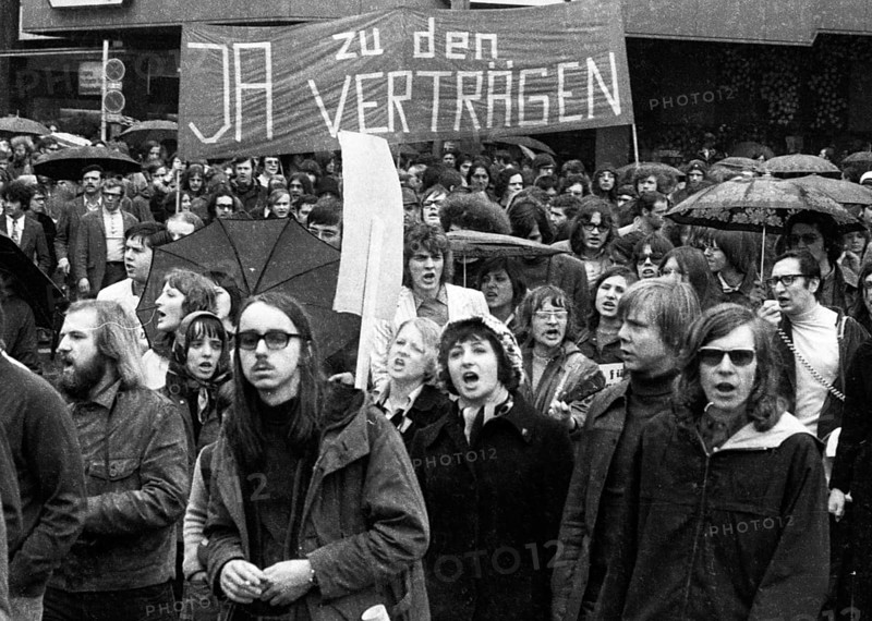 The peace movement's 1972 spring campaign addressed the public primarily with the demand for ratification of the Eastern treaties on 1. 4. 1972