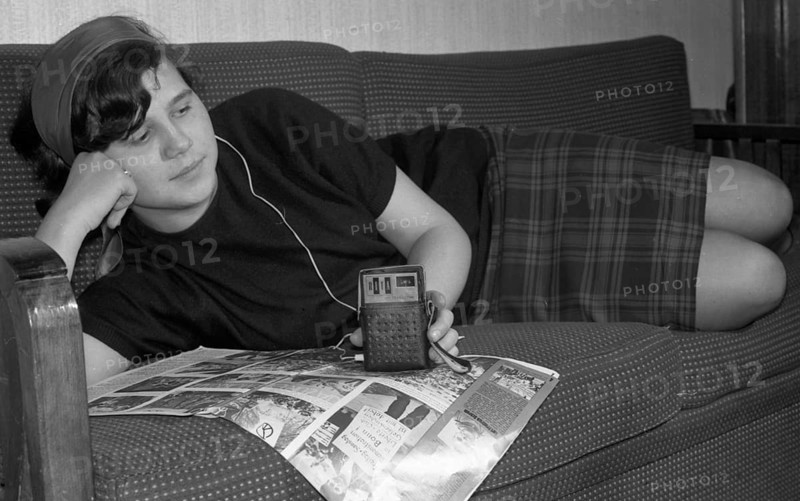 Amusement of the youth in the Ruhr area in 1965. With portable mini transistor radio recorder