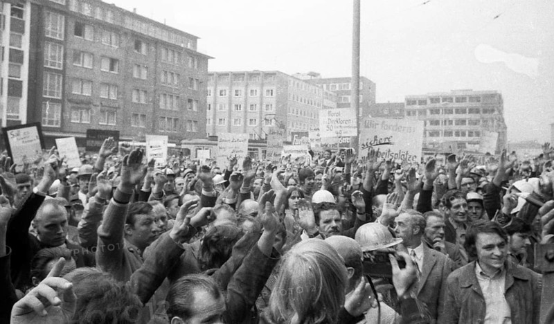 4000 workers of the steelworks Suedwestfalen AG took to the streets in Hagen on 4 October 1971 to protest for their jobs