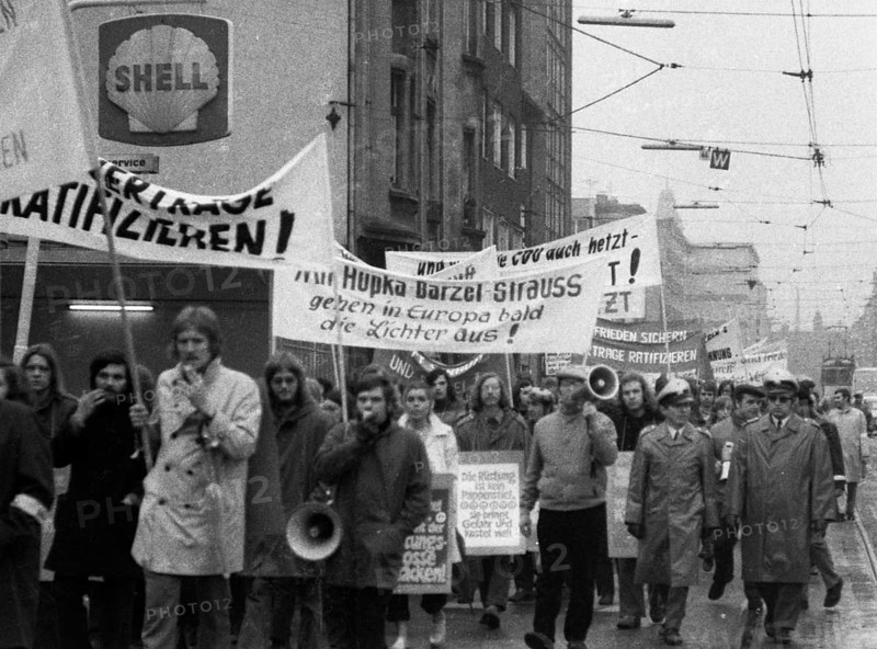 The peace movement's 1972 spring campaign addressed the public primarily with the demand for ratification of the Eastern treaties on 1. 4. 1972. Gelsenkirchen