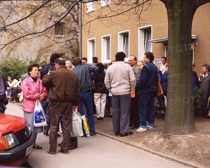 Gymnasium were also used. Immigrants and foreign refugees in North Rhine-Westphalia on 28. 10. 1988 in Unna-Massen. Since the sleeping accommodations were not sufficient