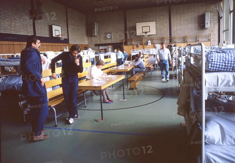 Gymnasium were also used. Immigrants and foreign refugees in North Rhine-Westphalia on 28. 10. 1988 in Unna-Massen. Since the sleeping accommodations were not sufficient