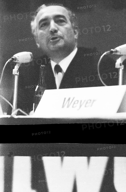 Leading politicians of the FDP in the 1966 federal election campaign in Dortmund. . Erich Mende at the lectern