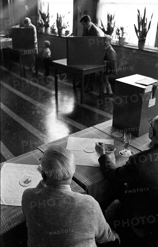 The 1969 federal election here on 28. 9. 1969 at a polling station in a district of Dortmund