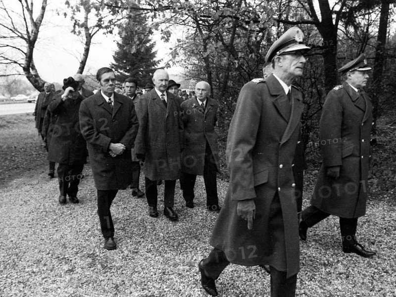 A meeting of the traditional associations of the Waffen- SS to honour their dead of the 6th SS Division North on 14. 11. 1971 in Hunrueck was accompanied by the Bundeswehr with officers and a squad of recruits