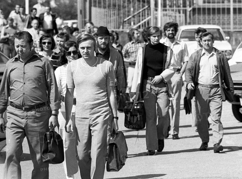 Many workers at the Opel factory in Bochum - here on 23 August 1973 - also took part in the wildcat strikes that swept through many parts of the Ruhr region. Shift change of the non-strikers