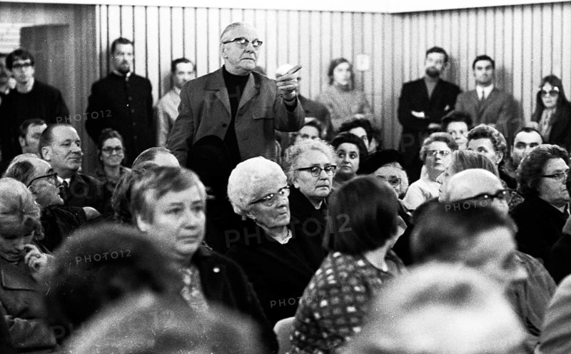 This meeting of affected tenants took a stand against usury in Duesseldorf