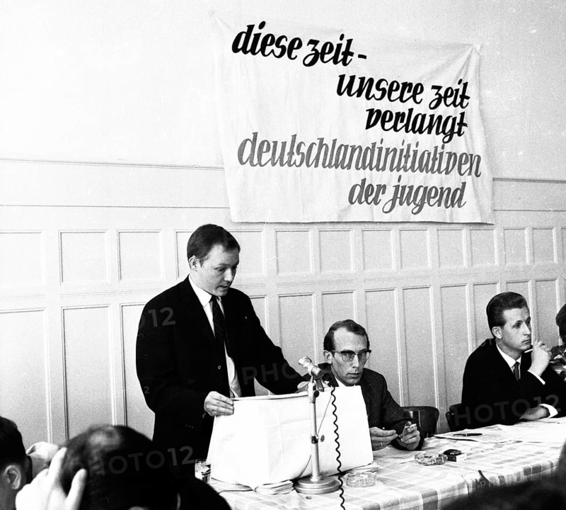Police action against communists in front of the founding of the German Communist Party